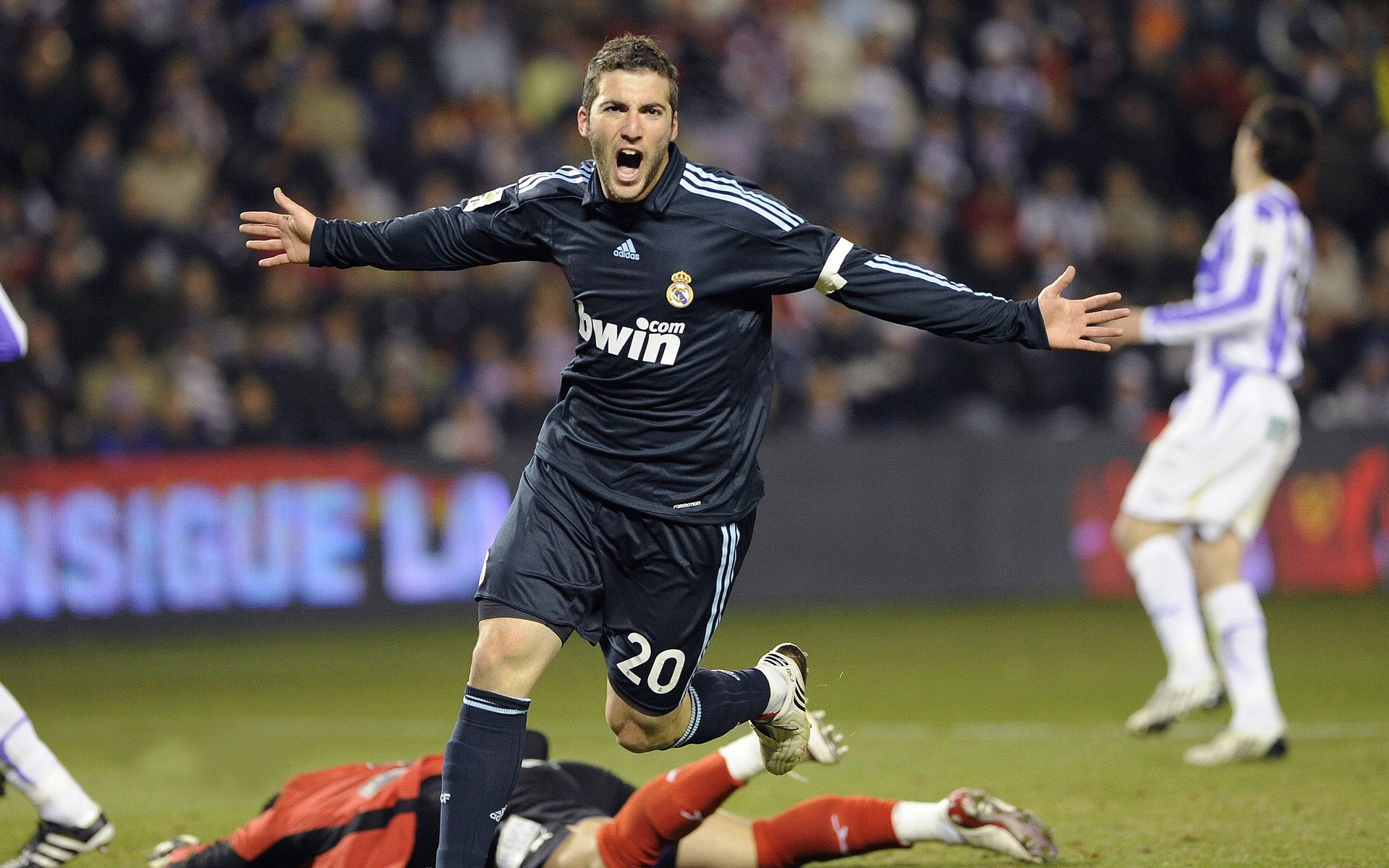 巴萨坚持高位压迫战术收效明显，巴萨经典战术